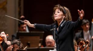 JoAnn Falletta durante concerto no Theatro Municipal de São Paulo [Divulgação/Rafael Salvador]