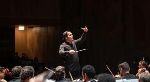 O maestro José Soares durante concerto com a Orquestra Sinfônica Brasileira [Divulgação]