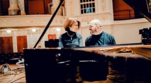 Os pianistas Katia Skanavi e Kirill Gerstein durante a gravação do disco [Divulgação/Andrej Grilc]