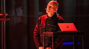 O ator John Malkovich no espetáculo 'The Infamous Ramírez Hoffman' [Divulgação/Balázs Mohai]