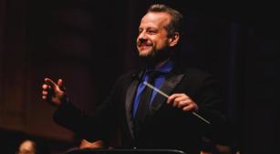 O maestro Guilherme Mannis [Divulgação/Júlia Rodrigues]