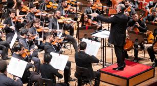 O atua regente titular da OER, Wagner Polistchuk, em concerto com o grupo [Divulgação/Rafael Salvador]
