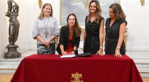 Carmen Gloria Larenas, presidenta da OLA, Alejandra Martí, diretora executiva da OLA, Francisca Valdés e Carolina Eterovic, diretoras da Mujeres Empresarias, durante assinatura da parceria