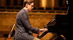 Víkingur Ólafsson durante concerto com a Osesp em 2024 [Divulgação]
