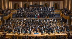 Osesp, coro e solistas recebem aplausos ao fim da apresentação [Divulgação]