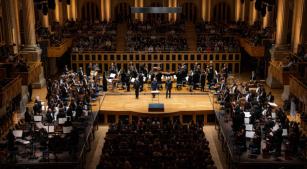 A Osesp dividida em três para apresentar 'Gruppen' [Divulgação/Íris Zanetti]