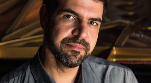 O pianista André Mehmari [Divulgação/Tarita de Souza]