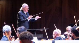 A Orquestra Petrobras Sinfônica e o maestro Isaac Karabtchevsky [Divulgação/FacebookOpes]