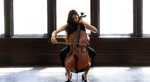 A violoncelista Tamar Sagiv [Divulgação/Apar Parakhol]