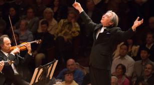 O maestro Michael Tilson Thomas à frente da Sinfônica de São Francisco [Divulgação/Kristen Loken/michaeltilsonthomas.com]