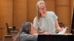 Ingrid Uemura e Mélanie Léonard durante ensaio no Theatro Municipal [Divulgação]
