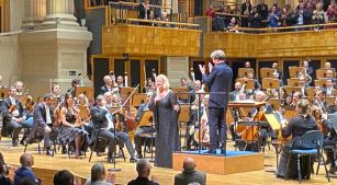 A soprano Aile Asszonyia e o maestro Marc Albrecht ao final do concerto com a Osesp [Revista CONCERTO]