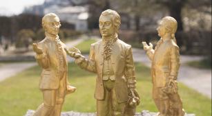 Estatuetas retratam Mozart com seu cachorro [Divulgação/Wolfgang Lienbacher]