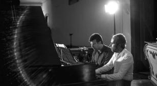 Os pianistas Luiz Gustavo Carvalho e Cristian Budu durante concerto em Tiradentes [Divulgação]