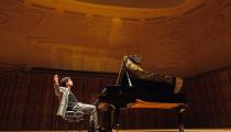 O pianista Jordan Alexander no palco do Teatro Cultura Artística [Divulgação/Ricardo Reis]