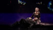 A soprano Annemarie Kremer e o tenor Simon O'Neill em cena de 'Tristão e Isolda' [Divulgação/Rafael Salvador]