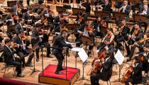 Leonardo Labrada rege a Orquestra Experimental de Repertório [Divulgação/Rafael Salvador]