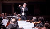 O maestro Julian Kuerti durante concerto com a Opes em 2024 [Divulgação/Daniel Ebendinger]
