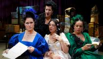 Gabriella Pace (Alice Ford), Ana Lucia Benedetti (Mrs. Quickly). Maria Carla Pino (Nanetta) e  Juliana Taino (Meg Page) [Divulgação/Iris Zanetti]