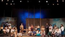 Cena da produção da ópera 'Candinho', no Theatro São Pedro [Divulgação/Iris Zanetti]