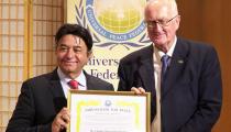 Claudio Cohen recebe a honraria das mãos do presidente da UPF, Peter Haider (divulgação)