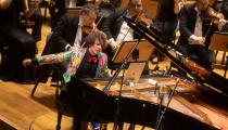 Fabio Martino durante concerto com a Osesp [Divulgação]
