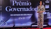 Giane Martins com o troféu do Prêmio Governador do Estado (divulgação)