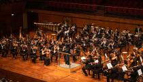 A Orquestra Neojiba com o maestro Ricardo Castro [Divulgação/Eduardo Tosta]