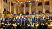 Orquestra, coro, solistas e maestro recebem os aplausos da plateia na Sala São Paulo (Revista CONCERTO)