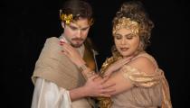 Rafael Stein e Joyce Martins em cena de 'Édipo Rei' [Divulgação/Andrea Camargo]