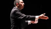 O maestro Hernán Sánchez Arteaga durante apresentação em Belo Horizonte [Divulgação/Paulo Lacerda]  