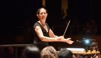 Claudia Feres rege a Camerata do Festival no dia 13 [Divulgação]