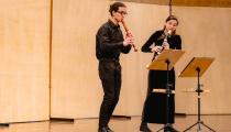 Apresentação do DuoElo Barroco, formado pelos flautistas Júlia Abdalla e Angelo Nagao da Silva Francisco, no Auditório Claudio Santoro [Reprodução/InstagramFestivalCampos do Jordão]