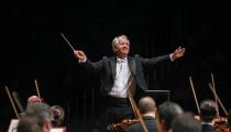 O maestro Fabio Mechetti à frente da Filarmônica de Minas Gerais [Divulgação]