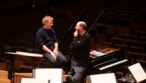 O pianista Kirill Gerstein com o maestro Thierry Fischer durante ensaio com a Osesp em 2022 [Divulgação]