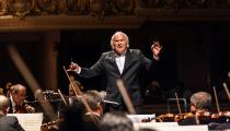 O maestro Isaac Karabtchevsky durante concerto com a Petrobras Sinfônica no Theatro Municipal do Rio de Janeiro [Divulgação]