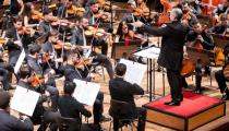O atua regente titular da OER, Wagner Polistchuk, em concerto com o grupo [Divulgação/Rafael Salvador]