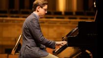 Víkingur Ólafsson durante concerto com a Osesp em 2024 [Divulgação]