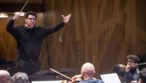 O maestro Matheus Carneiro durante o concurso, na Sala Cecília Meireles [Divulgação/Daniel Ebendinger]