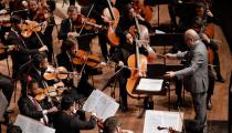 Roberto Tibiriçá à frente da Orquestra Sinfônica do Paraná [Divulgação]