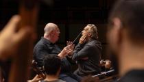O maestro Manfredo Schmiedt e o tenor Martin Muehle durante ensaio na Casa da Ospa [Divulgação]