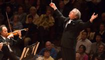 O maestro Michael Tilson Thomas à frente da Sinfônica de São Francisco [Divulgação/Kristen Loken/michaeltilsonthomas.com]