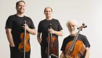 O violinista Pablo de León, o violista Horacio Schaeffer e o violoncelista Roberto Ring [Divulgação]