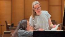 Ingrid Uemura e Mélanie Léonard durante ensaio no Theatro Municipal [Divulgação]
