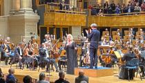 A soprano Aile Asszonyia e o maestro Marc Albrecht ao final do concerto com a Osesp [Revista CONCERTO]