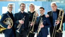 A nova formação de ABQ: Eric Reed (trompa), Brandon Ridenour (trompete), Hillary Simms (trombone), o brasileiro Tiago Linck (trompete) e John D. Rojak (trombone baixo) [divulgação]