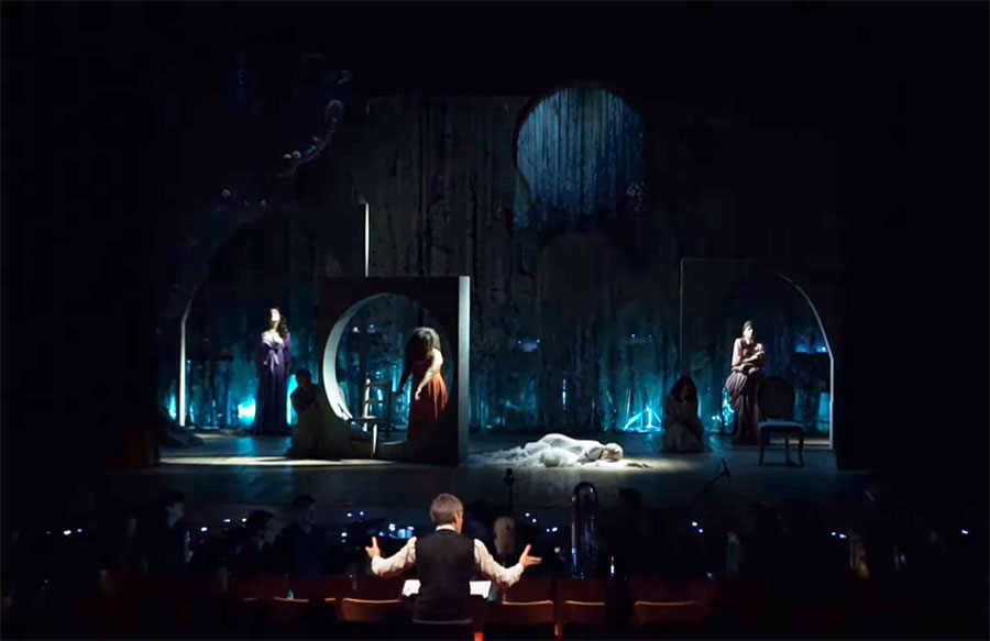 Cena final da ópera ‘Contos de Júlia’ (reprodução YouTube)