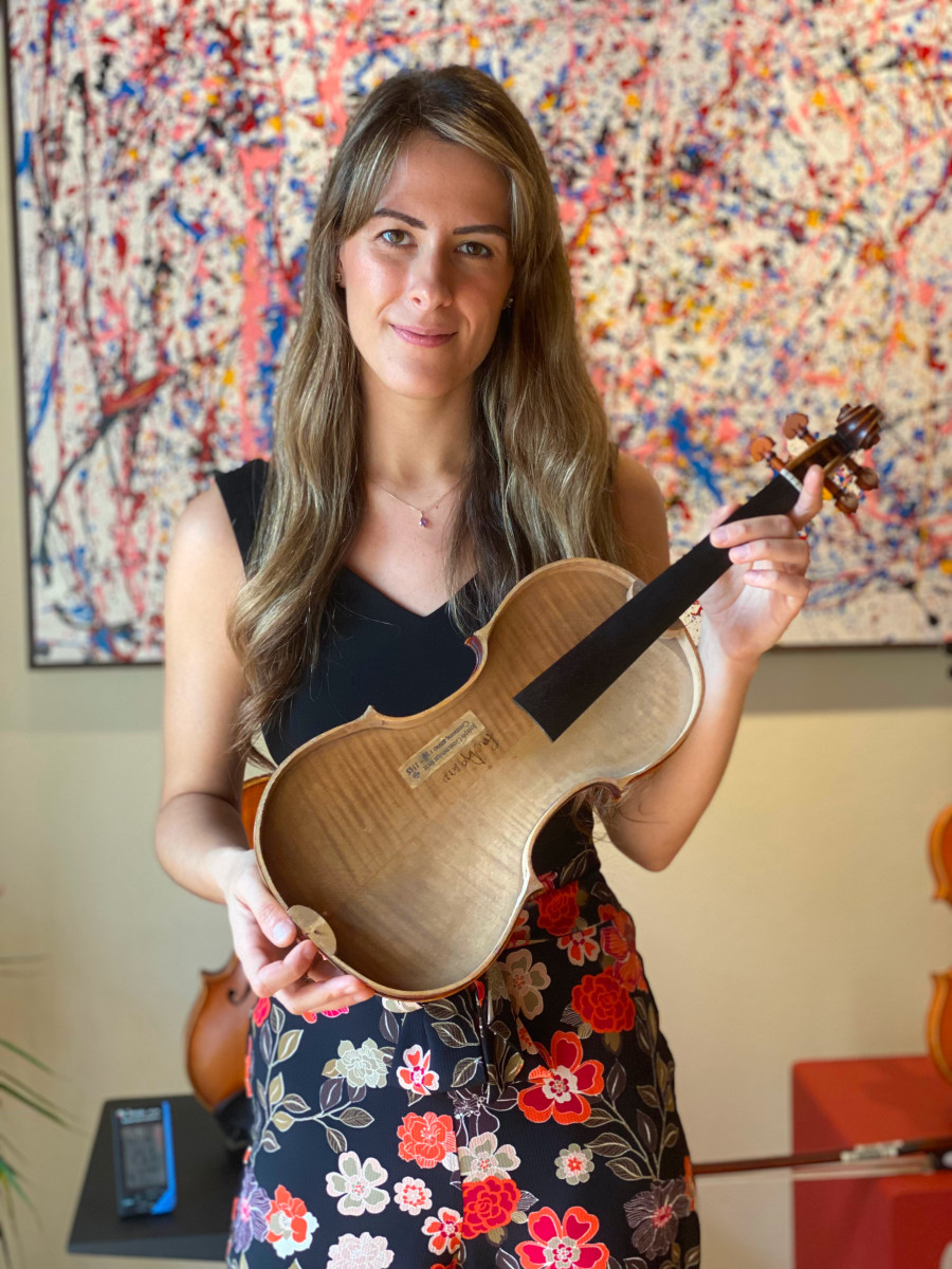 A violinista Francesca Dego com o Il Canone Giramondo [Divulgação]