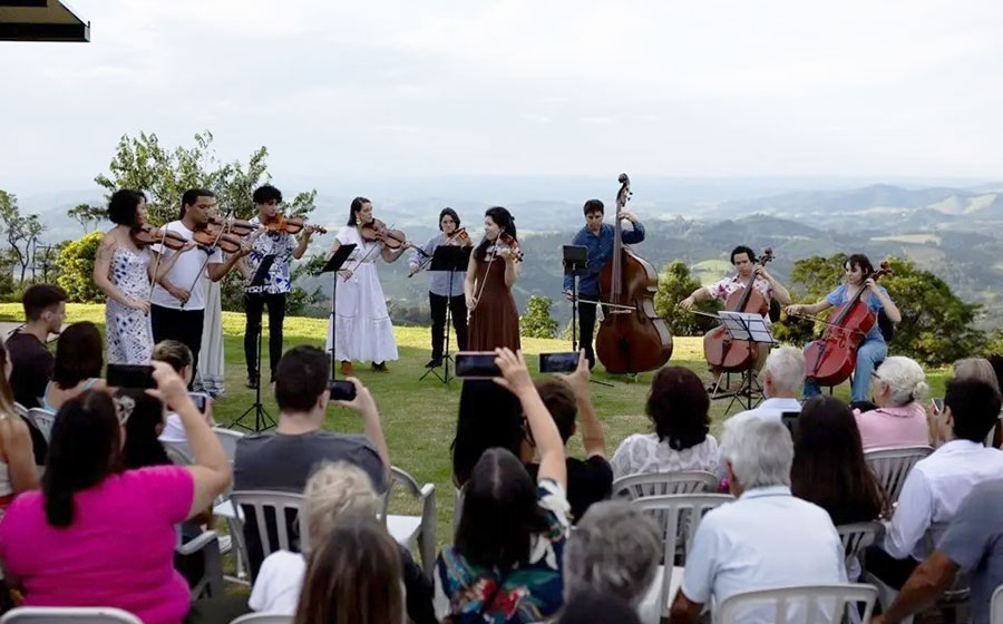 Apresentação do Ilumina em fazenda na Serra do Cigano, em Caconde (reprodução Facebook Ilumina)