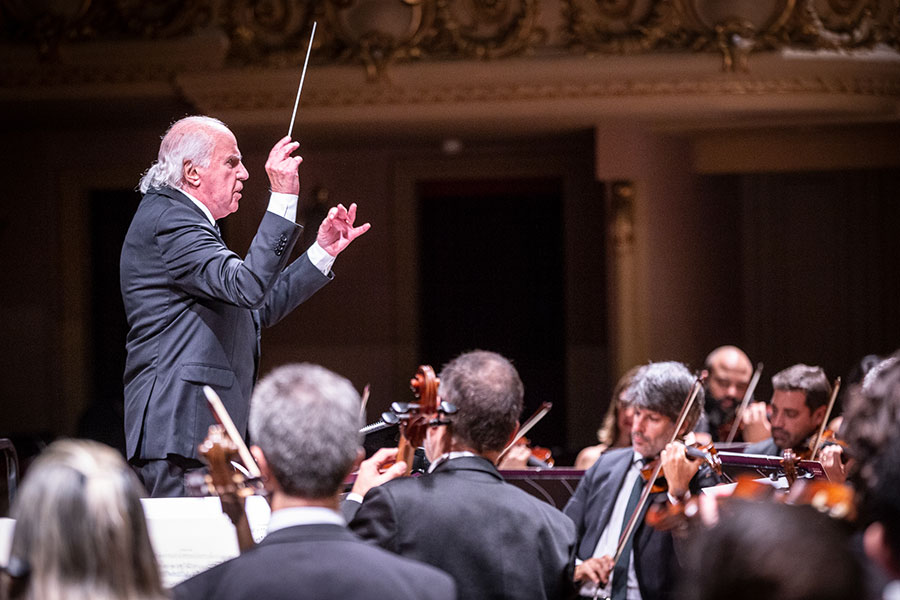 O maestro Isaac Karabtchevsky e a Orquestra Petrobras Sinfônica [Divulgação/Daniel Ebendinger]